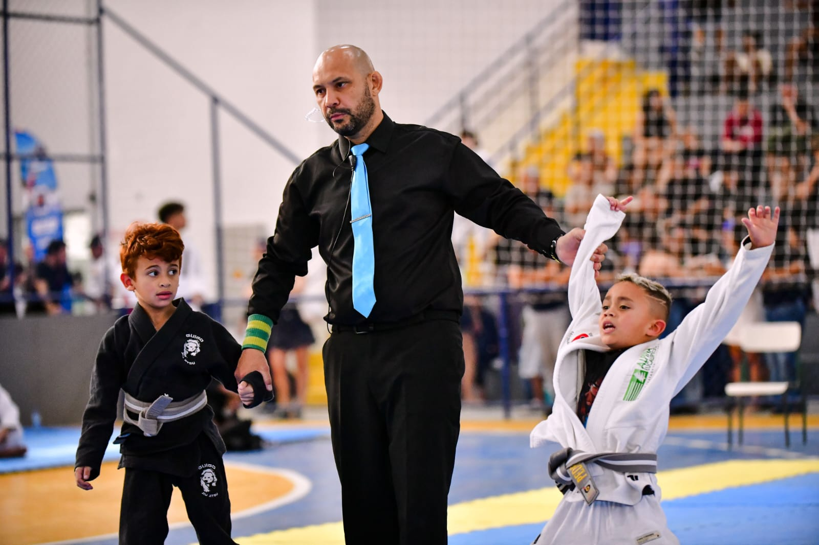 Pedrinho com o braço erguido pelo árbitro