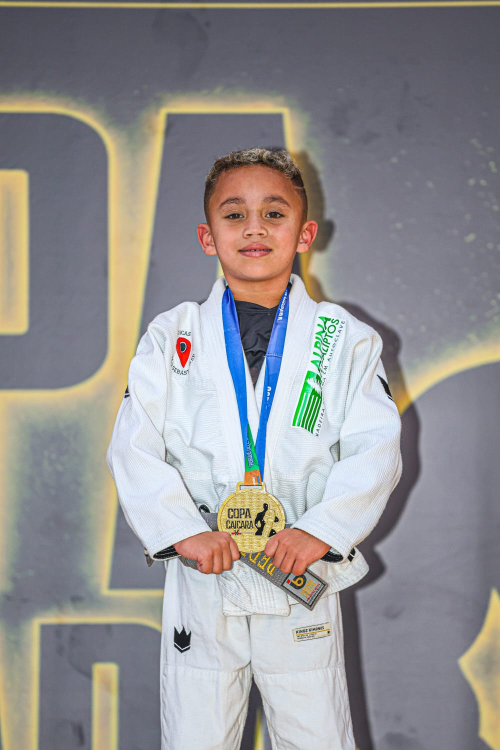 Pedrinho com a medalha de ouro da Copa Caiçara